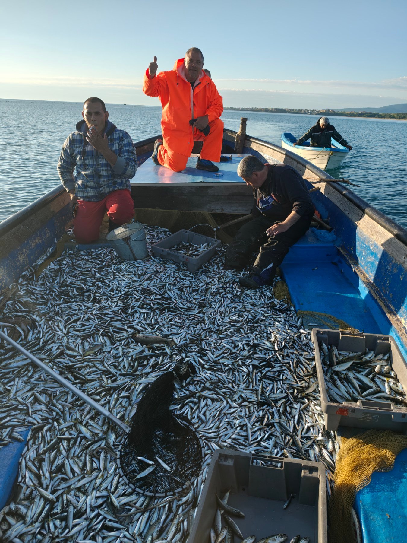 Рибари с улов на тяхната лодка