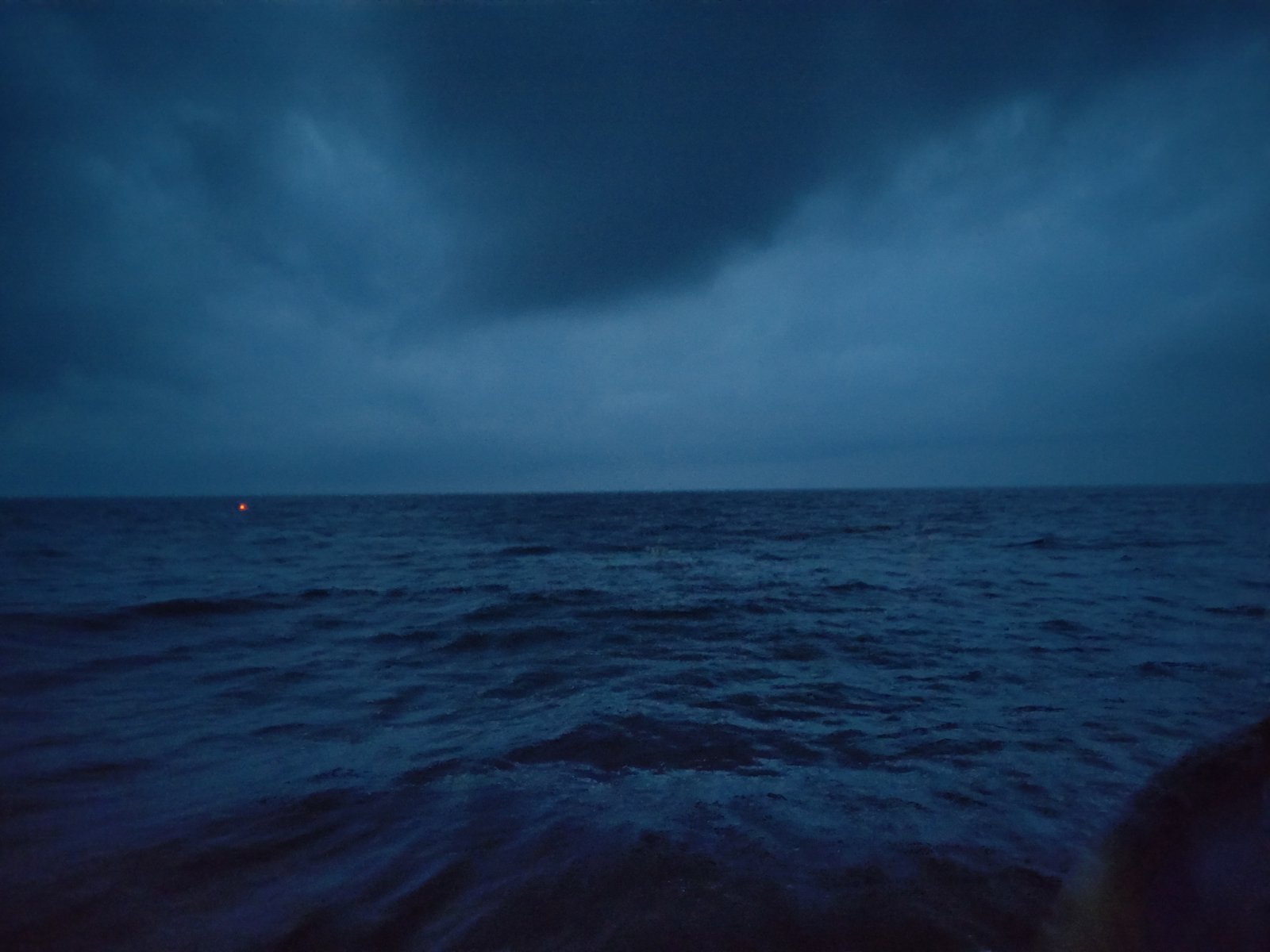 Тъмното красиво море