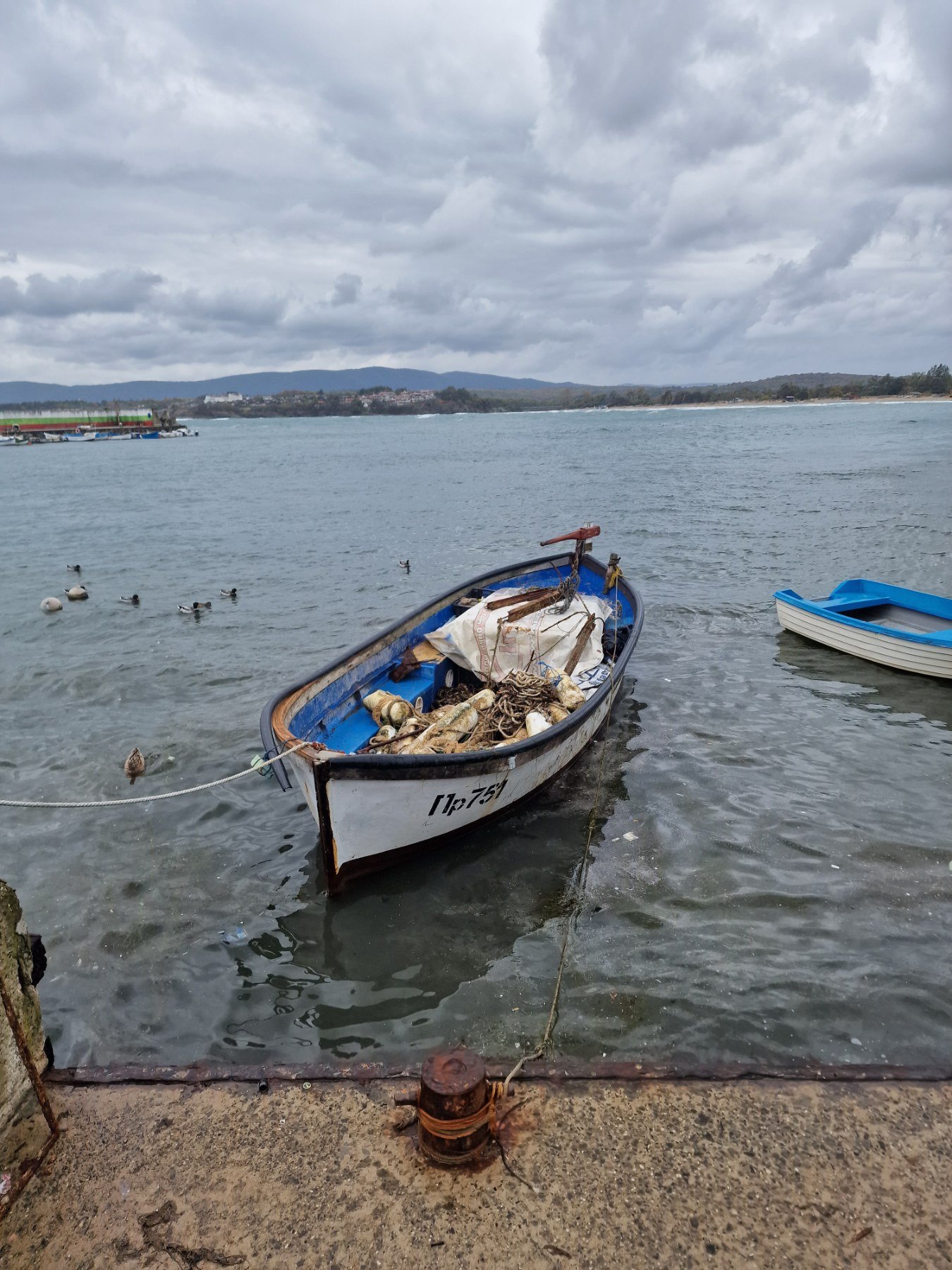Малка рибарска лодка в пристанището